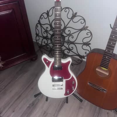 First Act Limited Edition Volkswagen Garage Master - White with Red Pickguard image 1