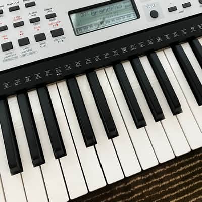 Yamaha YPT-280 61-Key Portable Keyboard w/ Gator Soft Case image 4