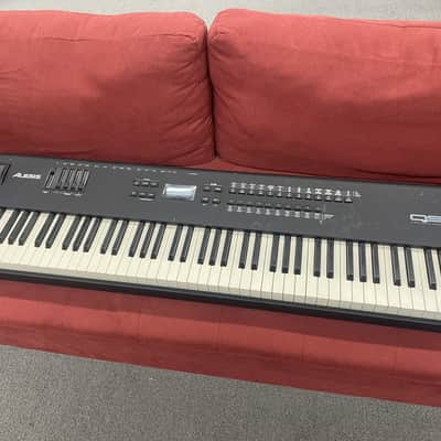 Alesis QS8 88-key Keyboard - Black and Blue