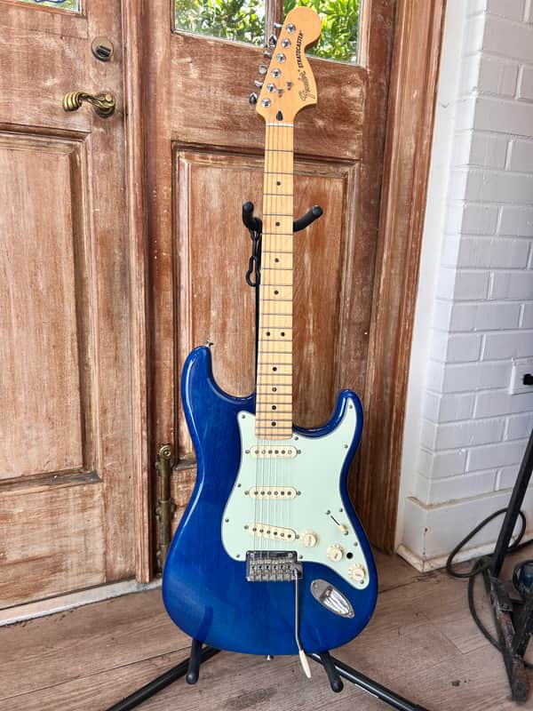 Fender Deluxe Players Stratocaster with Maple Fretboard 2005 - 2016 - Sapphire Blue Transparent