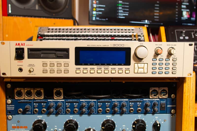 Akai S3000XL MIDI Stereo Digital Sampler