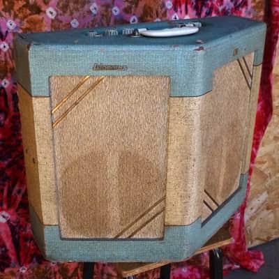 Watkins Dominator V front Tremolo 1961-1962 image 4