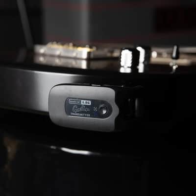 Godin #052936 - Wireless Guitar System 5.8Ghz Rechargeable Digital Transmitter and Receiver Set image 2