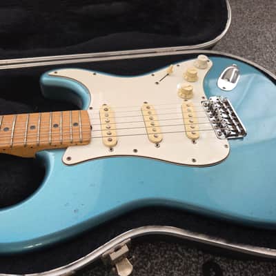 Fender Stratocaster Made In Japan 1995 - Ocean Turqoise Metallic  + Fender USA red label hardcase image 2