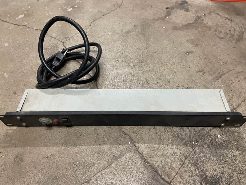Perma Power Rackmount power strip 15A image 1
