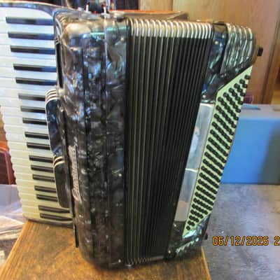 Crucianelli, accordion ,LMH,3/4 reeds,19" KB,7 treble registers,2 bass registers image 5