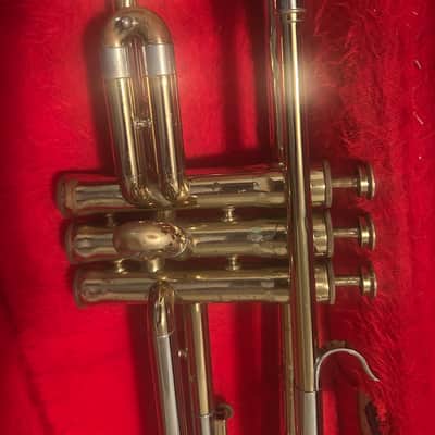 Buescher Aristocrat vintage 1964 trumpet with case image 5