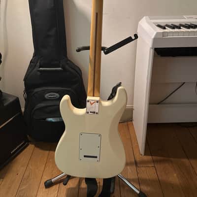 Fender Standard Stratocaster Made in Mexico 2015, finition Arctic White, manche érable image 4