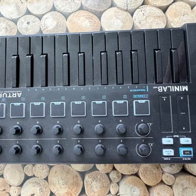 Arturia MiniLab MkII Deep Black Edition 25-Key MIDI Controller 2020 - Deep Black Edition