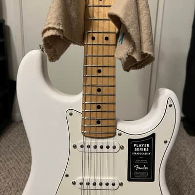 Fender Player Stratocaster with Maple Fretboard 2018 - Present - Polar White image 6