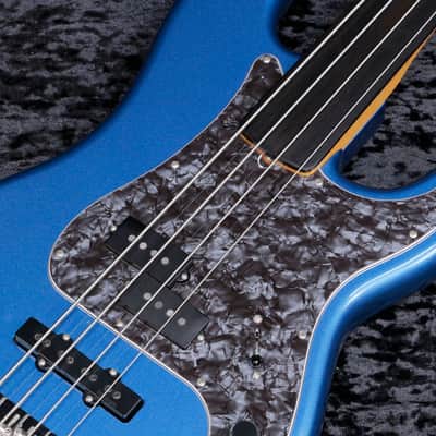 FENDER USA Tony Franklin Fretless Precision Bass with Ebony Fingerboard in Lake Placid Blue [US20070246] (04/03) image 11