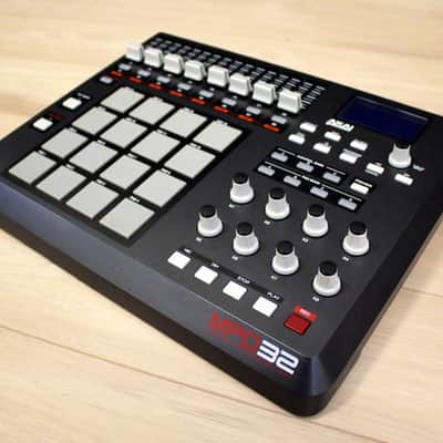 AKAI Professional MPD32 USB/Midi MPC Drum Pad Controller Unit - With USB Cable & Disc Bild 15