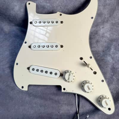 Fender Stratocaster Loaded Pickguard SSS MiM 2004 - White image 1