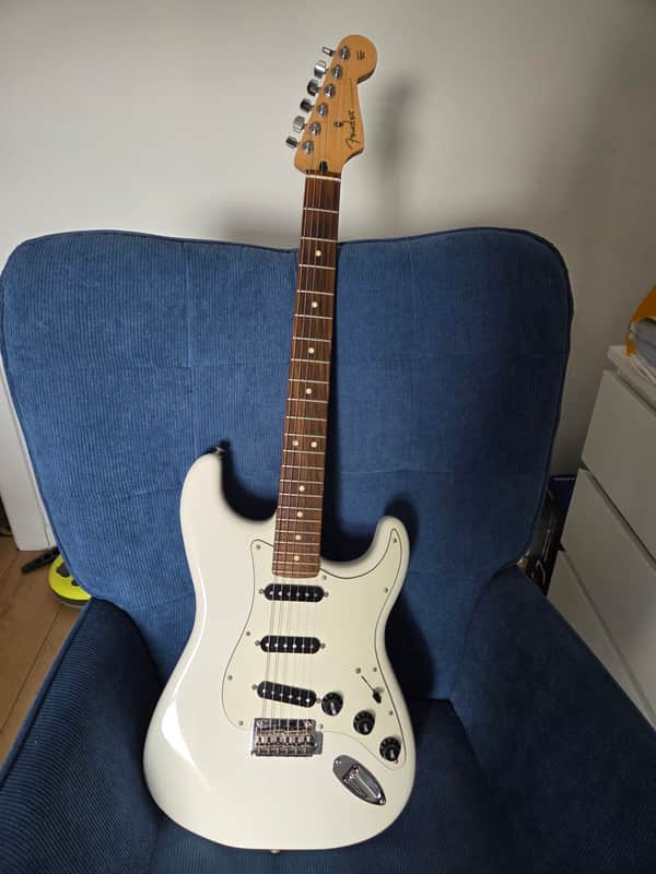 Fender Player Stratocaster with Pau Ferro Fretboard 2018 - 2024 - Polar White image 1