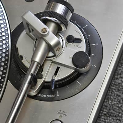 Stanton STR8-100 Direct Drive Digital Turntable w/ Phono Preamp  Silver image 4