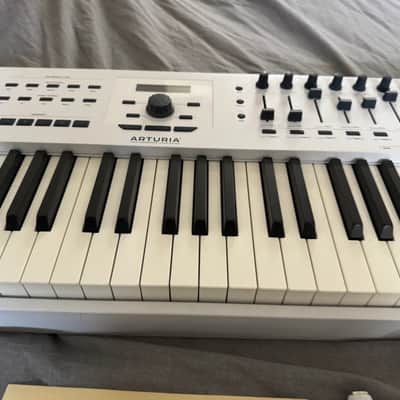 Arturia KeyLab 88 MkII MIDI Controller 2019 - Present - White image 8