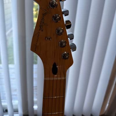 Fender Standard Stratocaster Left-Handed with Maple Fretboard 2006 - 2017 - Arctic White image 4
