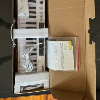 **LIKE NEW-IN BOX-ONE OWNER-Arturia KeyStep 37 MIDI Controller 2021 - 2025 - White image 3
