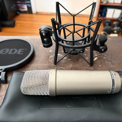 RODE NT1-A Large Diaphragm Cardioid Condenser Microphone 2002 - Present - Silver with SM6 Shock mount, pop filter