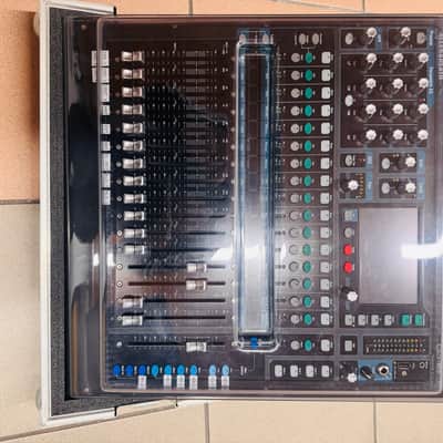 Allen & Heath QU-16 16-Channel Digital Mixer 2013 - Present - Black image 1