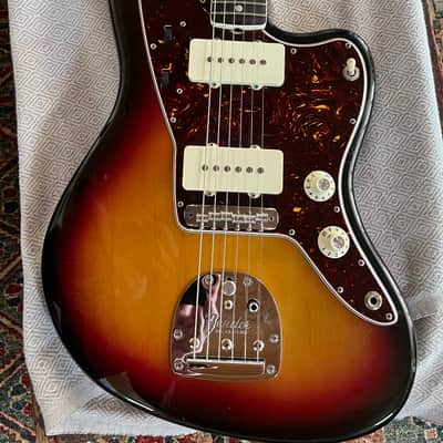 Fender American Vintage Reissue Jazzmaster '65 - 3 Color Sunburst image 3