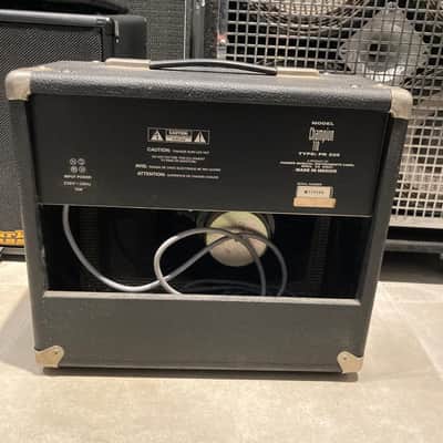 Fender Champion 110 2-Channel 25-Watt 1x10" Solid State Guitar Combo 1993 - 1999 - Black image 2