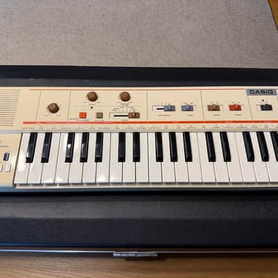 Casio MT-40 Casiotone 37-Key Synthesizer 1981 - 1982 - White