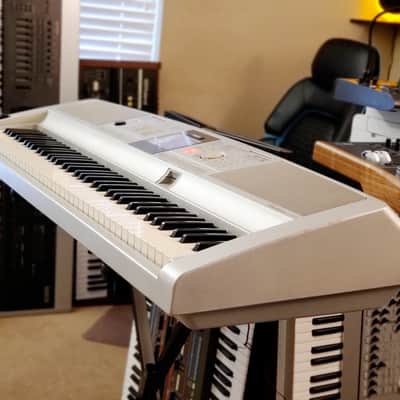 MUST SEE!!! YAMAHA DGX 305 SEMI-WEIGHTED 76-KEY DIGITAL PIANO IN AMAZING CONDITION! image 3
