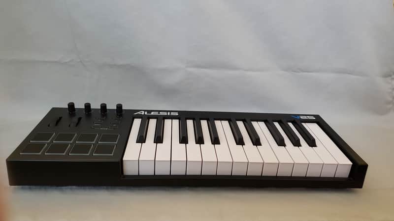 Alesis V25 25-key USB MIDI Controller with Beat Pads 2017 - 2022 - Black image 1