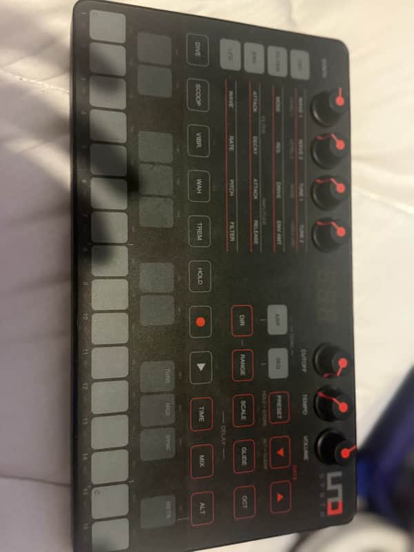 IK Multimedia UNO Analog Synth