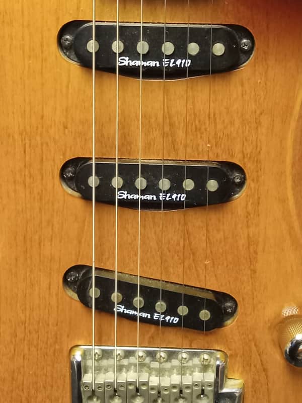 Washburn X33 Electric Guitar W/ Fretboard Inlay serial 04051540