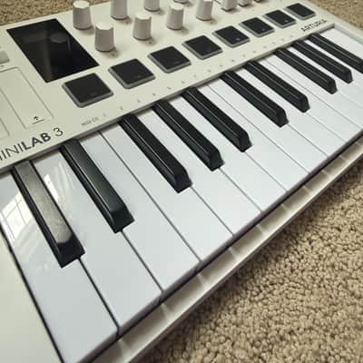 Arturia MiniLab MKIII 25-Key MIDI Controller 2022 - Present - White image 2