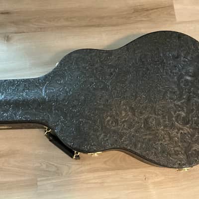 Taylor 517e Grand Pacific 2024 - Torrefied spruce top, Urban bark sides and back with shaded edge burst image 23