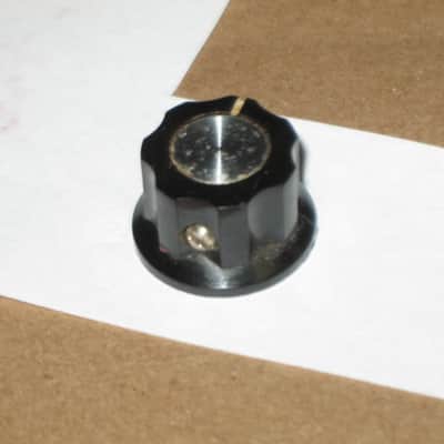 ONE used Toya B-1122 Vintage Boss Pedal Replacement KNOB, JAPAN, 1980s, fits split shaft pot - for OD1,DM2,PH1,CE2&more [NO pot/NO pedal(s)] black hard plastic, top side has silver colored reflector, 1 set screw, center under-side is brass color metal image 5