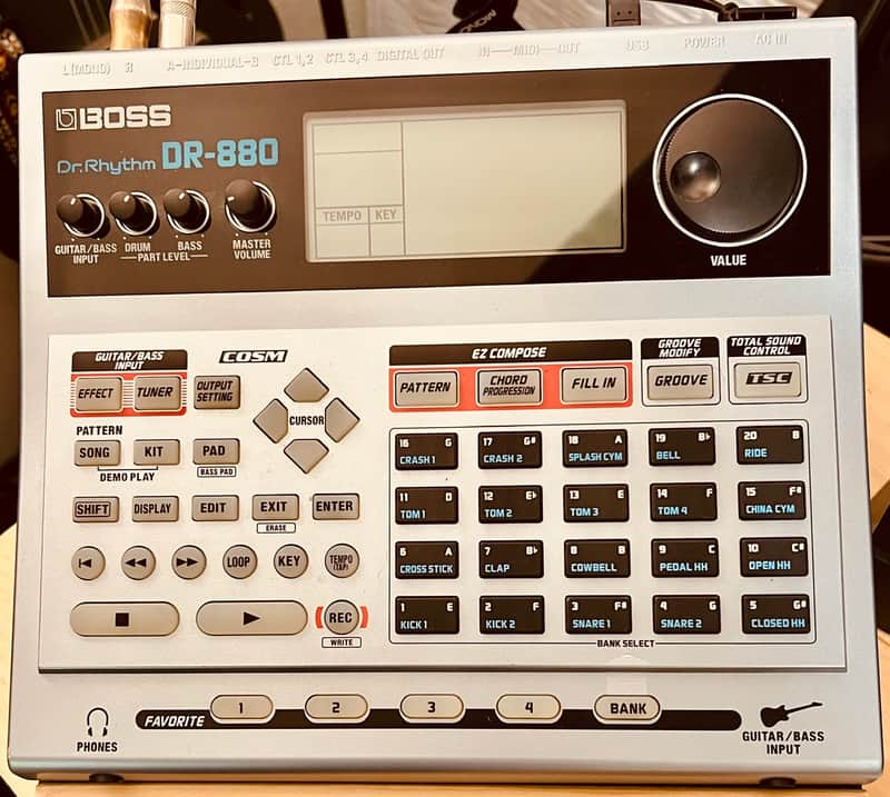 BOSS DR-880 リズムマシン、ギターベース Amazon.com: Boss DR-880 Dr. Rhythm Drum Machine : Musical Instruments