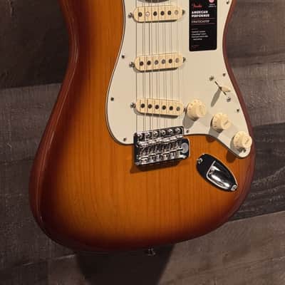 Fender American Performer Stratocaster Honey Burst COLOR:HONEY BURST image 3