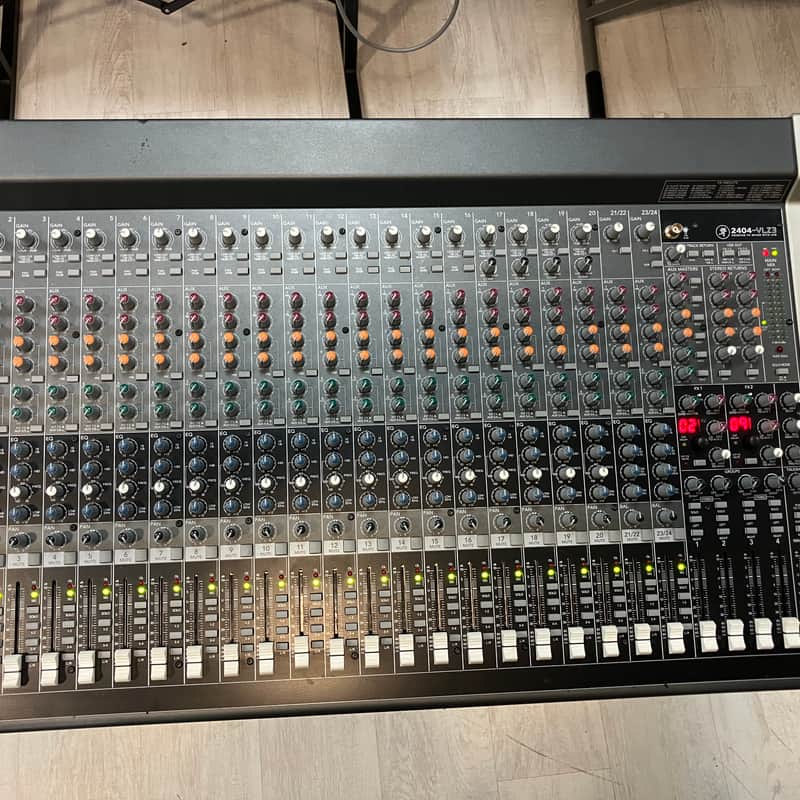 2012 – 2014 Mackie 2404-VLZ3 24-Channel FX Mixer Dark Gray