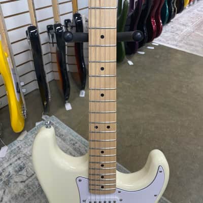 Squier Affinity Series Stratocaster with Maple Fretboard - Olympic White image 3