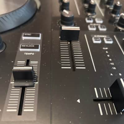 Native Instruments Traktor Kontrol S2 MK3 2018 - Black image 15