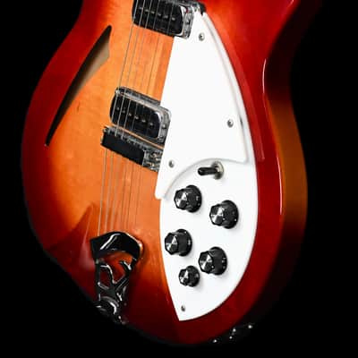 Rickenbacker Modell 330 from 1991 in Fire Glow with Case image 6