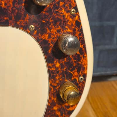 Peavey USA Axcelerator Plus 4-String Bass Vintage White image 7