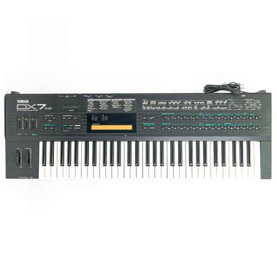 Vintage Yamaha DX7IID FM Synthesizer w/ Tour Case – Classic 1980s Digital Icon