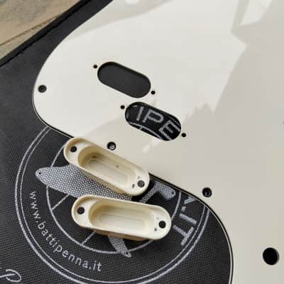 battipenna.it precision bass pickguard 2020s - parchment image 4