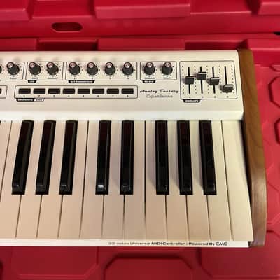 Arturia Factory Experience 32 Key Universal MIDI Controller Keyboard image 4