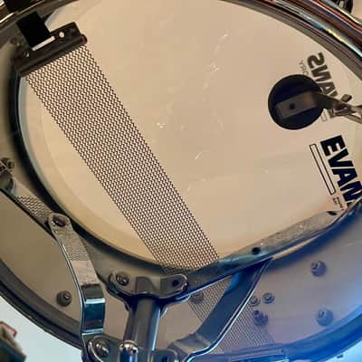 Immagine Slingerland No. 130 Gene Krupa Sound King 5x14" 8-Lug Chrome Over Brass Snare Drum with Zoomatic Strainer 1963 - 1977 - Chrome - 9