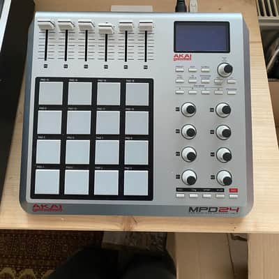 Akai Akai MPD 24 20s - 16 pads midi controller in and out with usb