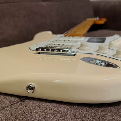 Fender Vintera III Late '60s Stratocaster with Fender Deluxe Gig Bag and Case Candy - 2025 Model in Olympic White image 5