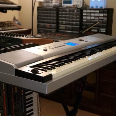 MUST SEE!!! YAMAHA DGX 520 (YPG 525) SEMI-WEIGHTED 88-KEY DIGITAL PIANO IN AMAZING CONDITION! image 9
