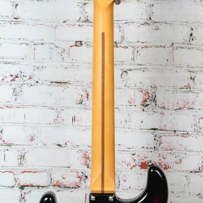 Fender - American Professional Classic Stratocaster - Electric Guitar - HSS - Maple Fingerboard - 3-Color Sunburst - w/ Deluxe Gigbag image 8