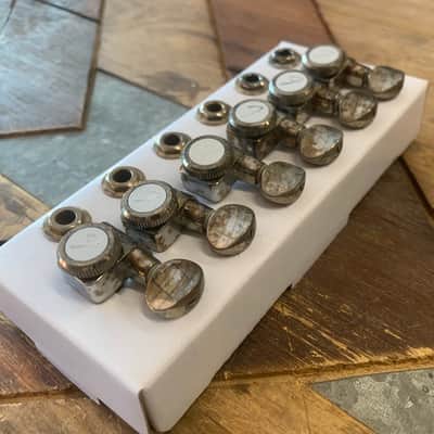 Real Life Relics Fender® Aged American Deluxe Locking Tuners With Vintage Buttons (Fender® 0990818500    [F1] image 2